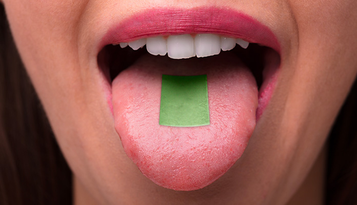 Les orals strips fondent sur la langue et contiennent du CBD.